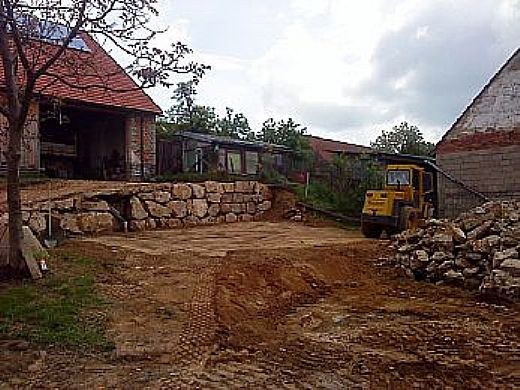 Hofanlage befestigen und Steinmauer legen